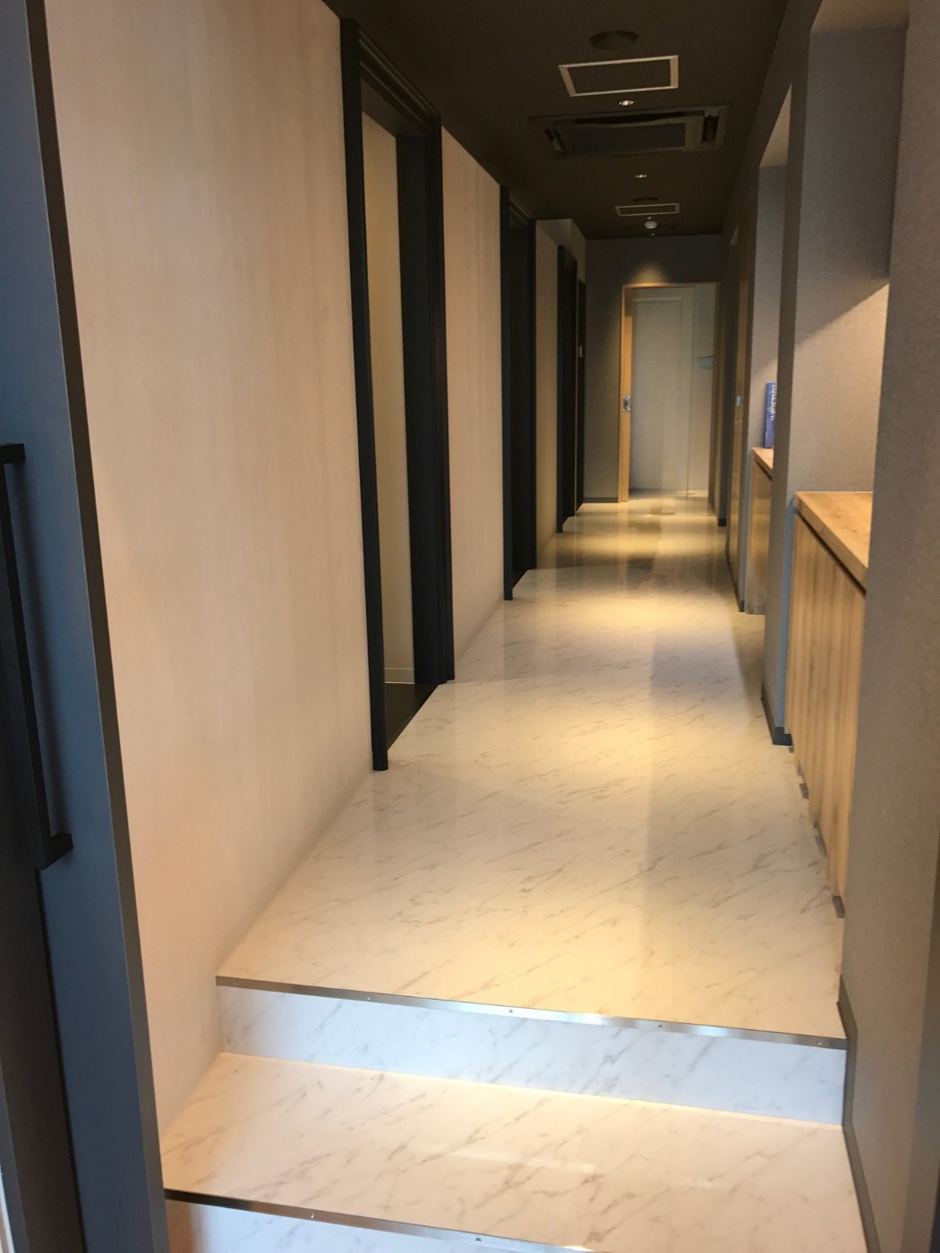 kamiken.galleria 個室が並ぶ通路